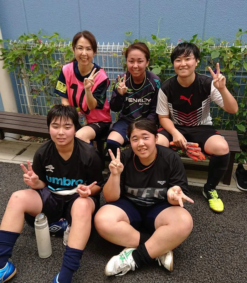 屋外で笑顔の選手たち