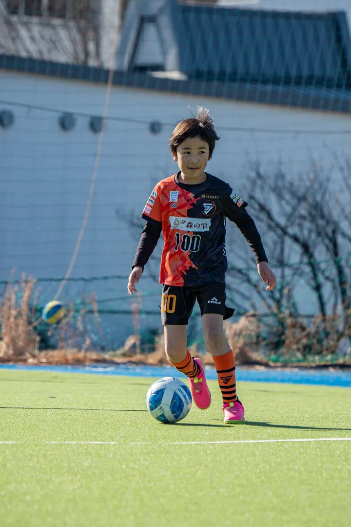ドリブルする選手